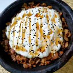 Date Fatteh with Cream